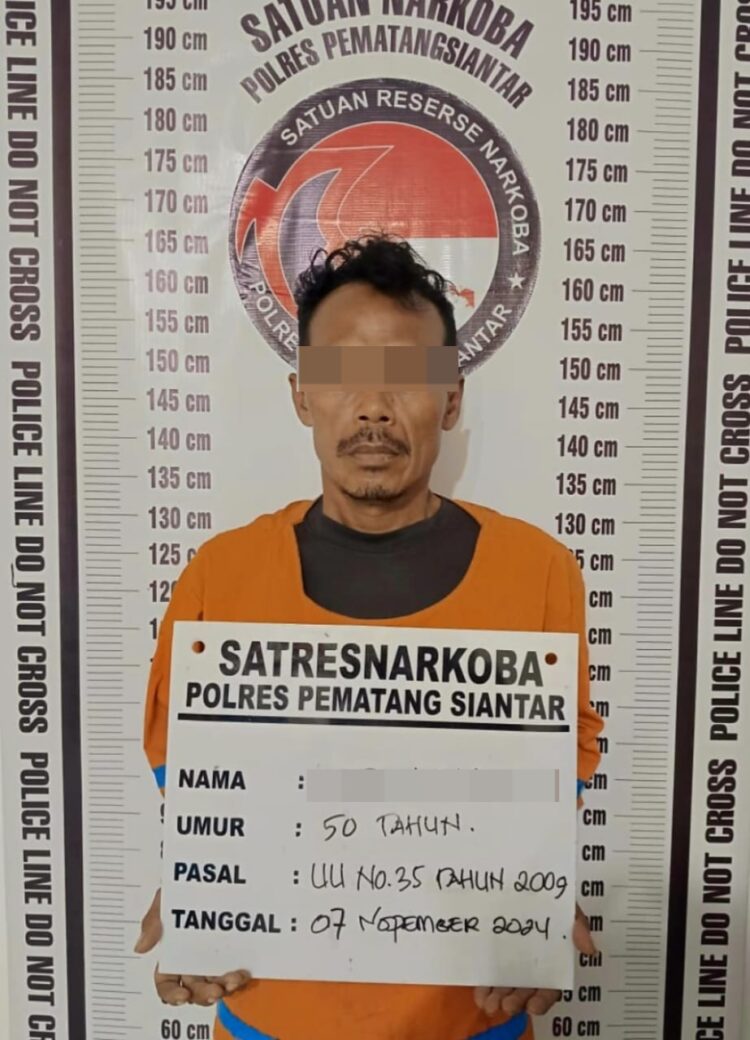 Foto tersangka yang diamankan Satuan Reserse Narkoba Polres Pematangsiantar.