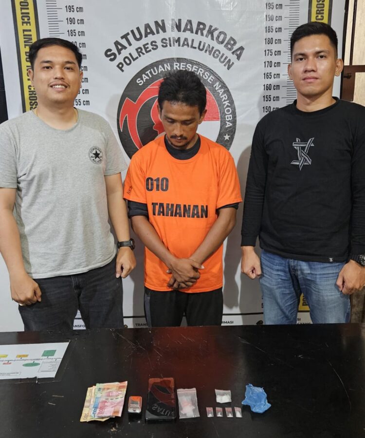 Foto tersangka dan barang bukti yang diamankan Sat Narkoba Polres Simalungun.