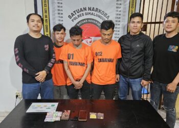 Foto ketiga pelaku dan barang bukti yang diamankan Polres Simalungun.