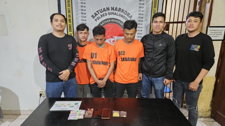 Foto ketiga pelaku dan barang bukti yang diamankan Polres Simalungun.