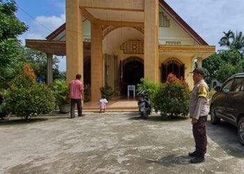Polsek Bosar Maligas melalui Bhabinkamtibmas, AIPDA J.S. Butar-Butar melaksanakan monitoring ibadah Minggu, di Gereja HKBP Exaudi, Jalan Perjuangan, Kelurahan Ujung Padang, Kecamatan Ujung Padang, Kabupaten Simalungun, pada Minggu (3/11/2024).