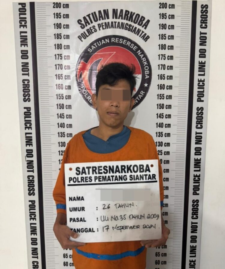 Foto pelaku yang diamankan Sat Narkoba Polres Pematangsianțar.