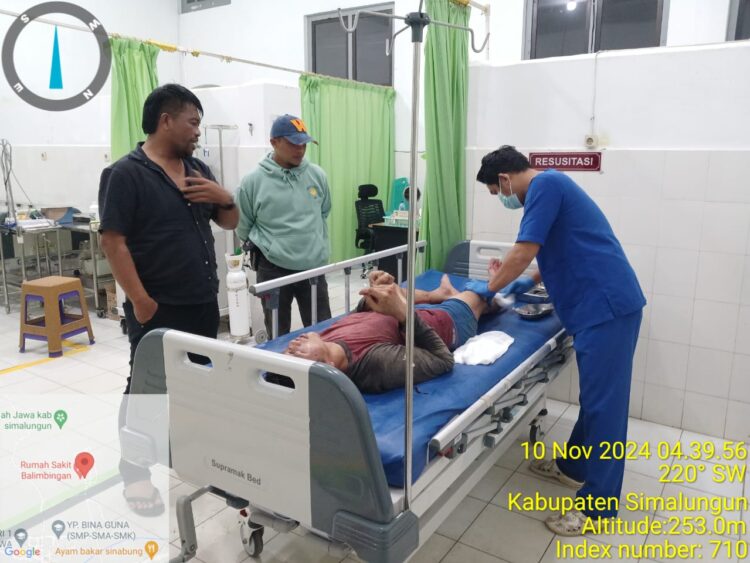 Polisi membawa pelaku dengan kondisi babak belur ke Rumah Sakit (RS) Balimbingan untuk mendapatkan pengobatan medis.