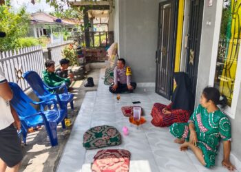 Bhabinkamtibmas Kelurahan Bah Sorma, AIPTU Napena Karo Karo, melakukan pembinaan kepada para pemuda yang sering buat resah, di komplek perumahan Bah Sorma, Kelurahan Bah Sorma, Kecamatan Siantar Sitalasari, Kota Pematangsiantar, pada Kamis (14/11/2024) lalu, pukul 11.00 WIB.