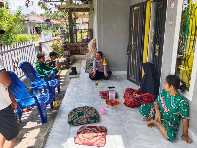 Bhabinkamtibmas Kelurahan Bah Sorma, AIPTU Napena Karo Karo, melakukan pembinaan kepada para pemuda yang sering buat resah, di komplek perumahan Bah Sorma, Kelurahan Bah Sorma, Kecamatan Siantar Sitalasari, Kota Pematangsiantar, pada Kamis (14/11/2024) lalu, pukul 11.00 WIB.