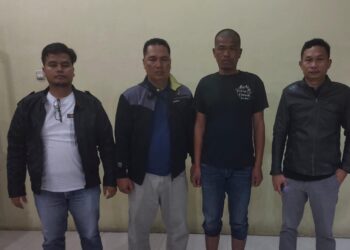 Polres Simalungun berhasil menangkap Lidos Girsang (nomor dua dari kanan), seorang residivis yang terkenal karena sejumlah kasus penganiayaan dan pengrusakan