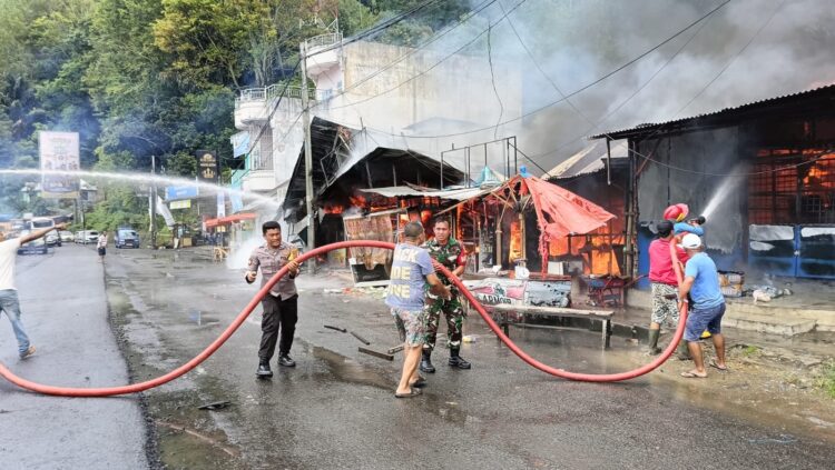 Polres Simalungun berhasil menangani kebakaran yang melanda tujuh rumah, di Jalan SM Raja Bawah, Kelurahan Parapat, Kecamatan Girsang Sipangan Bolon, Kabupaten Simalungun, pada Kamis (21/11/2024).