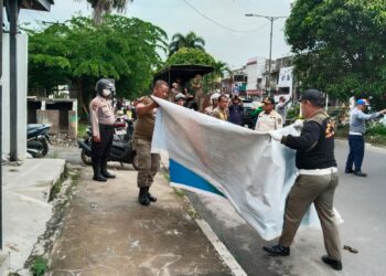 Polres Pematangsiantar laksanakan pengamanan pembersihan Alat Peraga Kampanye (APK), di wilayah Kota Pematang Siantar, Minggu (24/11/2024), pukul 08.00 WIB.