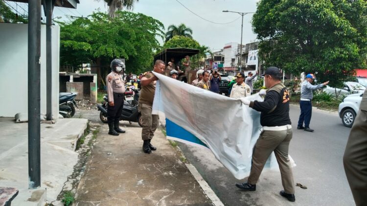 Polres Pematangsiantar laksanakan pengamanan pembersihan Alat Peraga Kampanye (APK), di wilayah Kota Pematang Siantar, Minggu (24/11/2024), pukul 08.00 WIB.