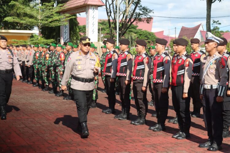 Kapolres Simalungun, AKBP Choky Sentosa Meliala, S.I.K., S.H., M.H, pimpin apel gelar pasukan Operasi Kepolisian Kewilayahan "Aquabike Toba-2024" dalam rangka pengamanan Event Internasional Aquabike World Championship 2024, di Lapangan Upacara Mako Polres Simalungun, pada Senin (11/11/2024).