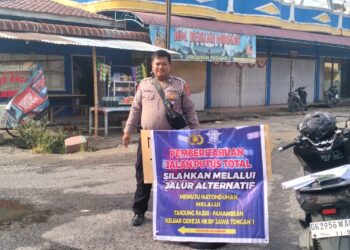 Polsek Tanah Jawa lakukan pengalihan arus lalu lintas.
