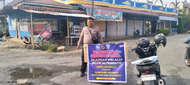 Polsek Tanah Jawa lakukan pengalihan arus lalu lintas.