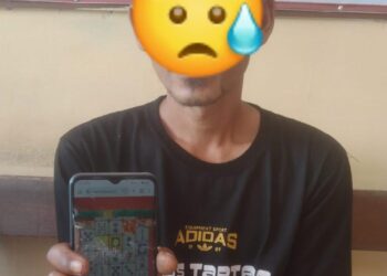 Foto pelaku memperlihatkan judi online.