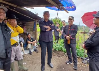 Pjs. Bupati  Pakpak Bharat, Dr. Naslindo Sirait meninjau pekerjaan pengolahan lahan untuk Kawasan Pertanian Terpadu (KPT), di Desa Silimakuta, Kamis (31/10/2024) lalu.