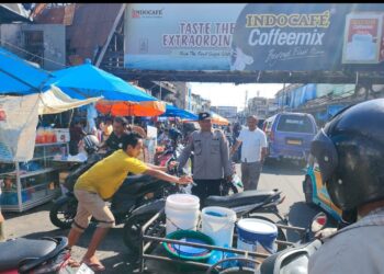 Kasub Sektor Pasar Horas, AIPTU Edi Syahputra, SH, melaksanakan patroli jalan kaki, di seputaran Pasar Horas, Kelurahan Dwikora, Kecamatan Siantar Barat, Kota Pematangsiantar, pada Rabu (6/11/2024) pagi, pukul 09:00 WIB.