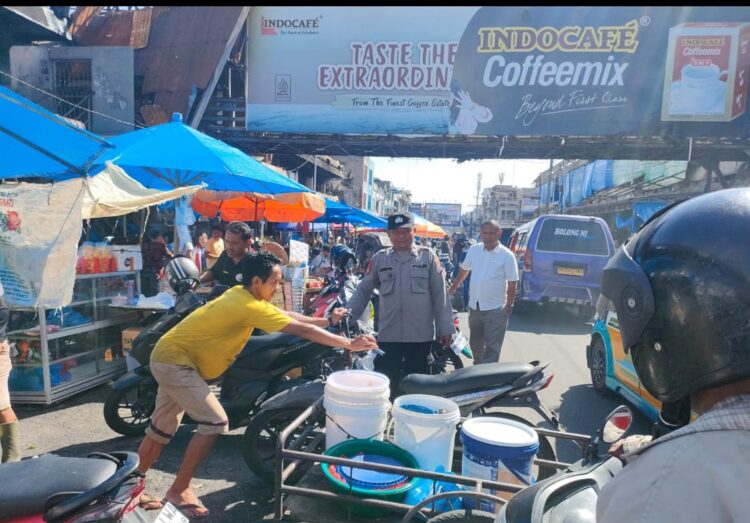 Kasub Sektor Pasar Horas, AIPTU Edi Syahputra, SH, melaksanakan patroli jalan kaki, di seputaran Pasar Horas, Kelurahan Dwikora, Kecamatan Siantar Barat, Kota Pematangsiantar, pada Rabu (6/11/2024) pagi, pukul 09:00 WIB.