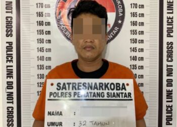 Foto tersangka yang diamankan Tim Opsnal Satuan Reserse Narkoba Polres Pematangsiantar.