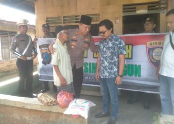 Polsek Tanah Jawa, di bawah kepemimpinan, Kompol Asmon Bufitra SH, MH, bersama timnya, melaksanakan kegiatan "Jumat Berkah", di Huta VI, Kampung Tempel, Nagori Tangga Batu, Kecamatan Hatonduhan, Kabupaten Simalungun, Sumatera Utara.