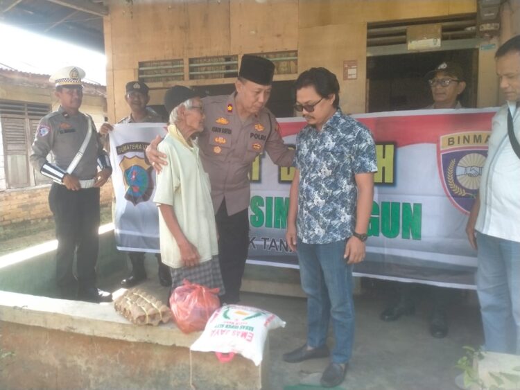 Polsek Tanah Jawa, di bawah kepemimpinan, Kompol Asmon Bufitra SH, MH, bersama timnya, melaksanakan kegiatan "Jumat Berkah", di Huta VI, Kampung Tempel, Nagori Tangga Batu, Kecamatan Hatonduhan, Kabupaten Simalungun, Sumatera Utara.