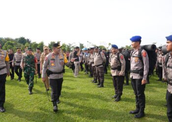 Apel pergeseran pasukan Bantuan Kendali Operasi (BKO) Polda Sumut di Lapangan Tribrata Polda Sumut, dipimpin langsung oleh Kapolda Sumut, Irjen Pol Whisnu Hermawan F, S.I.K., M.H, pada Minggu pagi (24/11/2024).