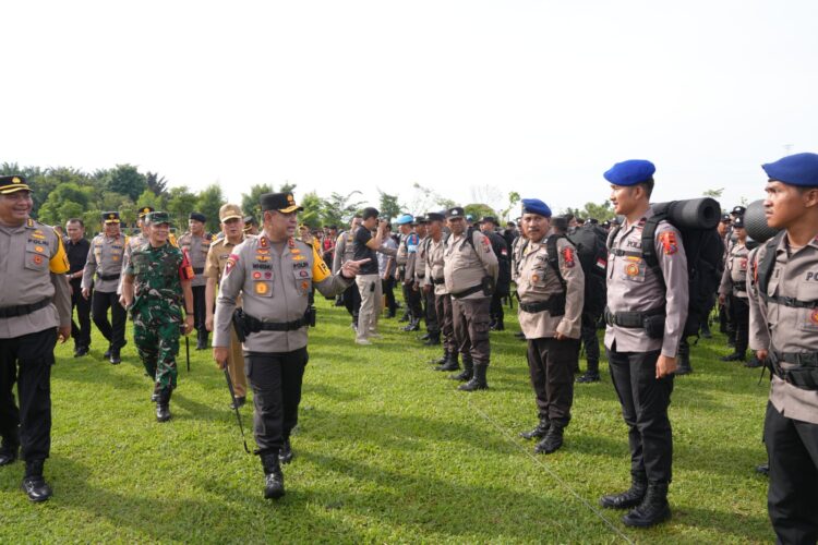 Apel pergeseran pasukan Bantuan Kendali Operasi (BKO) Polda Sumut di Lapangan Tribrata Polda Sumut, dipimpin langsung oleh Kapolda Sumut, Irjen Pol Whisnu Hermawan F, S.I.K., M.H, pada Minggu pagi (24/11/2024).