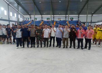 Foto bersama usai pembukaan kejuaraan bola voli tingkat pelajar, di Gedung Olah Raga (GOR) Lantai 5 Mall Suzuya, Jln. Merdeka, Kelurahan Pardomuan, Kecamatan Siantar Timur, Kota Pematangsiantar, pada Kamis (28/11/2024) sore lalu, pukul 14.00 WIB.