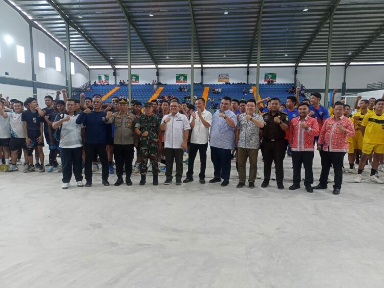 Foto bersama usai pembukaan kejuaraan bola voli tingkat pelajar, di Gedung Olah Raga (GOR) Lantai 5 Mall Suzuya, Jln. Merdeka, Kelurahan Pardomuan, Kecamatan Siantar Timur, Kota Pematangsiantar, pada Kamis (28/11/2024) sore lalu, pukul 14.00 WIB.