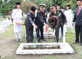 Kapolres Pematangsiantar, AKBP Yogen Heroes Baruno, SH, SIK, Dandim 0207/Sml, Letkol Inf. Slamet Faojan, dan Sekretaris Daerah Pemerintah Kota Pematangsiantar, Junaidi Sitanggang, S.STP, tabur bunga di Taman Makam Pahlawan (TMP) Nagur Kota Pematangsiantar, pada Minggu (10/11/2024).