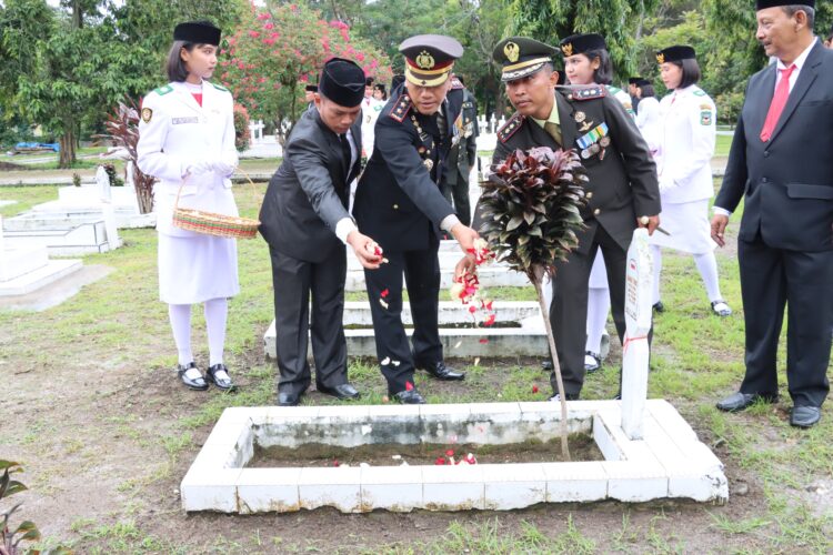 Kapolres Pematangsiantar, AKBP Yogen Heroes Baruno, SH, SIK, Dandim 0207/Sml, Letkol Inf. Slamet Faojan, dan Sekretaris Daerah Pemerintah Kota Pematangsiantar, Junaidi Sitanggang, S.STP, tabur bunga di Taman Makam Pahlawan (TMP) Nagur Kota Pematangsiantar, pada Minggu (10/11/2024).