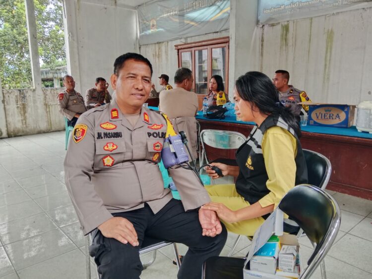 Sie Dokkes Polres Pematangsiantar memeriksa kesehatan seluruh petugas pengamanan di Kantor PPK Kota Pematangsiantar, Kamis (28/11/2024), pukul 11.00 WIB.