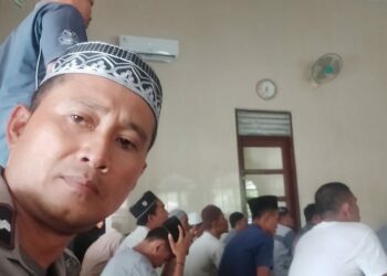 Bhabinkamtibmas Polsek Bosar Maligas, Aipda Surya Atmaja, yang bertugas pada hari itu, turut serta dalam Sholat Jumat berjamaah,