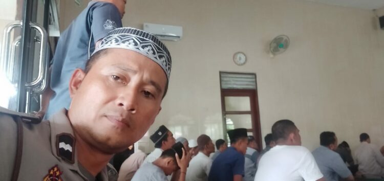 Bhabinkamtibmas Polsek Bosar Maligas, Aipda Surya Atmaja, yang bertugas pada hari itu, turut serta dalam Sholat Jumat berjamaah,
