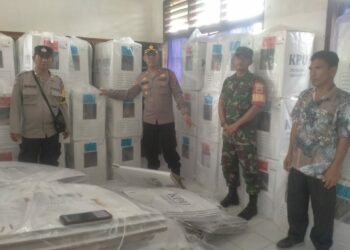 Polsek Tanah Jawa monitoring personil yang bertugas di PPK (Panitia Pemilihan Kecamatan) Hatonduhan.