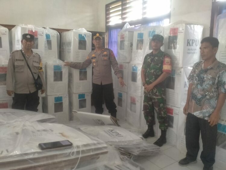 Polsek Tanah Jawa monitoring personil yang bertugas di PPK (Panitia Pemilihan Kecamatan) Hatonduhan.