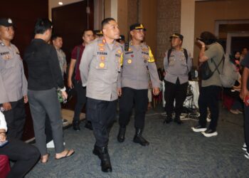 Kapolres Pematangsiantar, AKBP Yogen Heroes Baruno, S.H, S.I.K, pimpin pengamanan debat publik Calon Wali Kota dan Wakil Wali Kota Pematangsiantar, pada Senin (04/11/2024), di Hotel Grand Zuri Pematangsiantar.