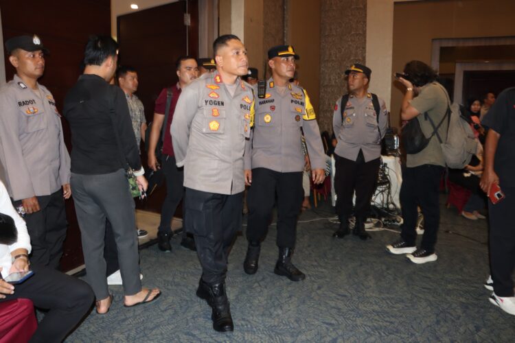 Kapolres Pematangsiantar, AKBP Yogen Heroes Baruno, S.H, S.I.K, pimpin pengamanan debat publik Calon Wali Kota dan Wakil Wali Kota Pematangsiantar, pada Senin (04/11/2024), di Hotel Grand Zuri Pematangsiantar.