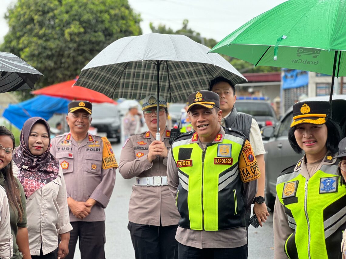 Kapolres Pematangsiantar, AKBP Yogen Heroes Baruno, SH, SIK, monitoring pengamanan (PAM) Tempat Pemungutan Suara (TPS) Pemilihan Kepala Daerah (Pilkada) Serentak Tahun 2024, pada Rabu (27/11/2024) pagi, pukul 10.00 WIB.