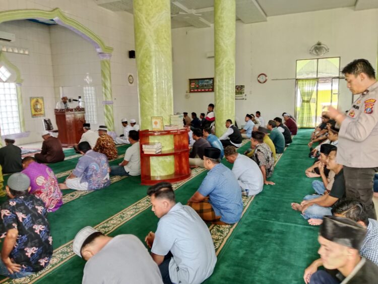 Aipda Sinaga menghadiri dan mengamankan pelaksanaan sholat Jumat di Masjid Jami Pasar Baru, Kelurahan Bosar Maligas.