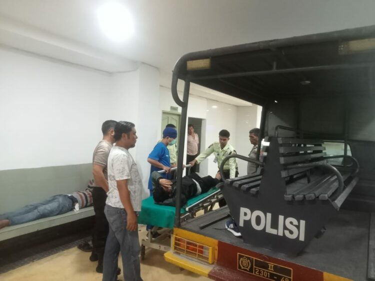 Kanit Binmas Polsek Siantar Timur, AIPTU P. Simanjuntak, bersama personil piket gerak cepat respon laporan masyarakat dengan turun membantu evakuasi korban tabrakan, pada Minggu (24/11/2024) malam lalu, pukul : 22.00 WIB.