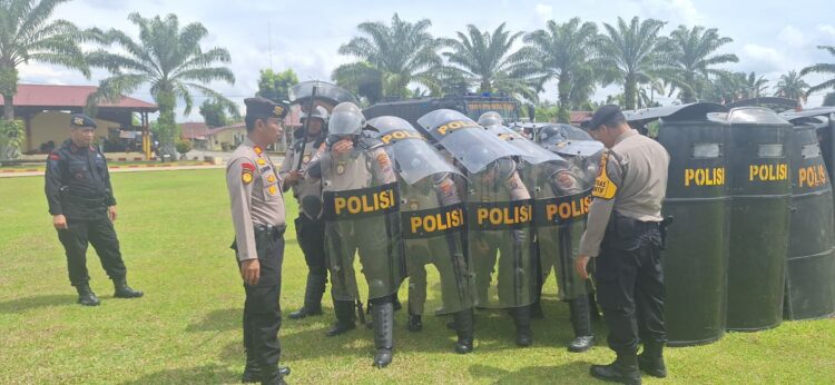 Sat Samapta Polres Simalungun mengikuti latihan Lintas Ganti Dalmas dengan PHH Brimob dan penggunaan gas air mata, di Lapangan Mako Brimob Batalyon B Tebing Tinggi Polda Sumut, pada Jumat - Sabtu (22-23/11/2024).