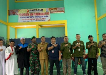 Bhabinkamtibmas Polsek Tanah Jawa, Aiptu M. Nur Nasution menghadiri acara pelantikan dan pembekalan Pengawasan Tempat Pemungutan Suara (PTPS) se Kecamatan Tanah Jawa, di Mawar Badminton Hall, Jalan Besar Tanah Jawa, Nagori Balimbingan, Kecamatan Tanah Jawa, Kabupaten Simalungun, pada Senin (4/11/2024), mulai pukul 10.00 WIB.