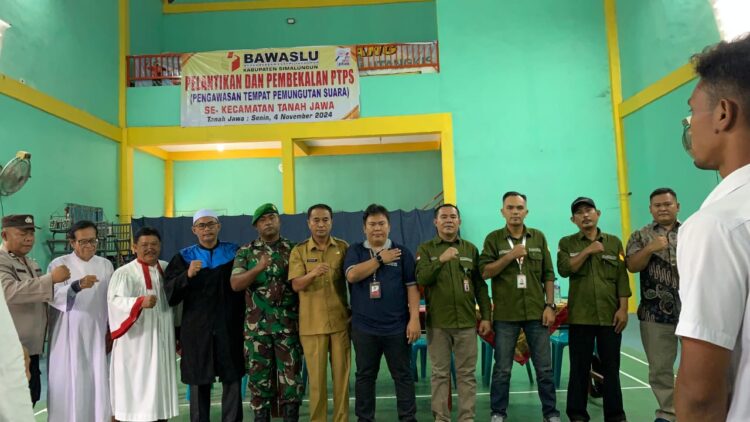 Bhabinkamtibmas Polsek Tanah Jawa, Aiptu M. Nur Nasution menghadiri acara pelantikan dan pembekalan Pengawasan Tempat Pemungutan Suara (PTPS) se Kecamatan Tanah Jawa, di Mawar Badminton Hall, Jalan Besar Tanah Jawa, Nagori Balimbingan, Kecamatan Tanah Jawa, Kabupaten Simalungun, pada Senin (4/11/2024), mulai pukul 10.00 WIB.