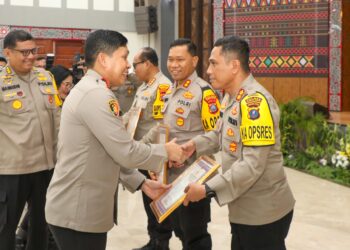 Kapolres Pematangsiantar, AKBP Yogen Heroes Baruno, SH, SIK, menerima langsung penghargaan dari Kapolda Sumut atas aktifnya meningkatkan Yanlink di Mall Pelayanan Publik (MPP) Kota Pematangsiantar.