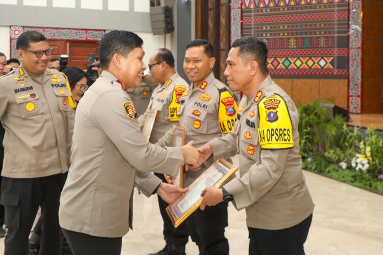 Kapolres Pematangsiantar, AKBP Yogen Heroes Baruno, SH, SIK, menerima langsung penghargaan dari Kapolda Sumut atas aktifnya meningkatkan Yanlink di Mall Pelayanan Publik (MPP) Kota Pematangsiantar.