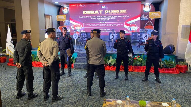 Polres Pematangsiantar bersama Detasemen Gegana Sat Brimob Polda Sumut, sterilisasi lokasi debat publik Calon Wali Kota dan Wakil Wali Kota Pematangsiantar, di Hotel Grand Zuri Pematangsiantar, Senin (4/11/2024) siang, sekitar pukul 11.30 WIB.