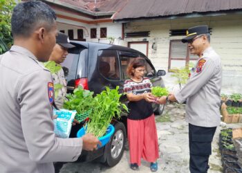 Kapolsek Sianțar Selatan, IPTU Maxi J. Manurung, memberikan bantuan polibag, tanah humus, pupuk dan berbagai bibit sayuran siap tanam