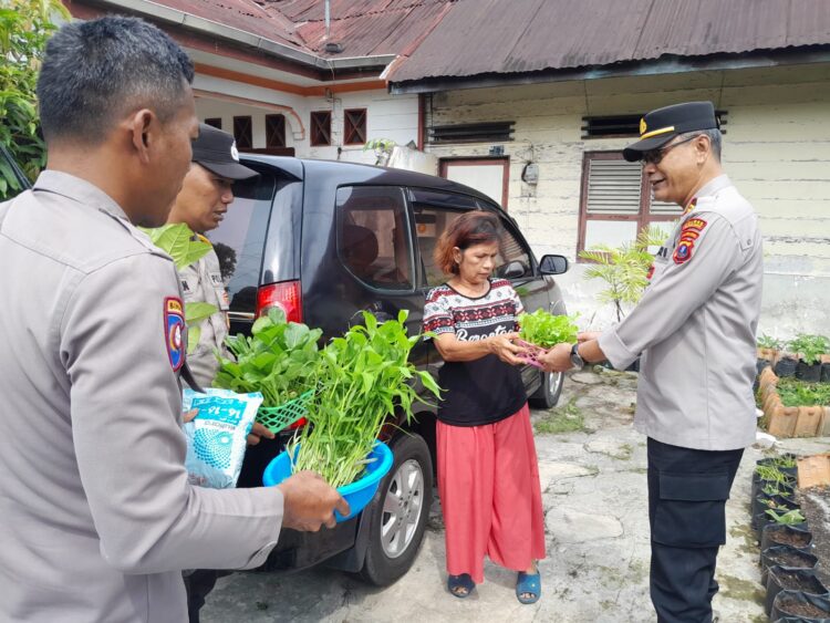 Kapolsek Sianțar Selatan, IPTU Maxi J. Manurung, memberikan bantuan polibag, tanah humus, pupuk dan berbagai bibit sayuran siap tanam