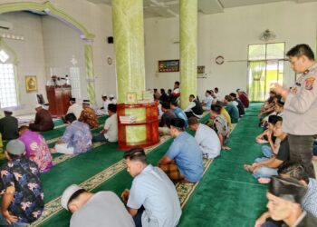 Aipda Sinaga menghadiri dan mengamankan pelaksanaan sholat Jumat di Masjid Jami Pasar Baru, Kelurahan Bosar Maligas.