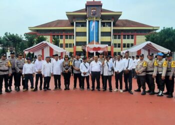Foto bersama disela kegiatan.