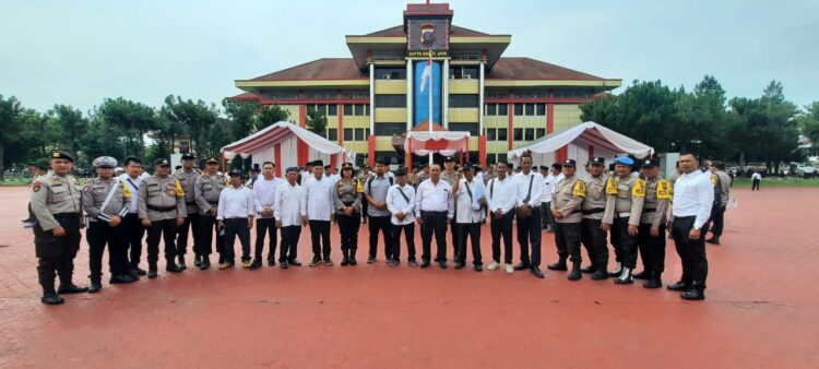 Foto bersama disela kegiatan.